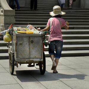 Les vendeurs ambulants de retour dans les rues de Chine alors que la reprise économique vacille.