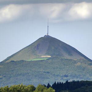 Le Puy de Dôme, géant volcanique, de nouveau étape du Tour de France.