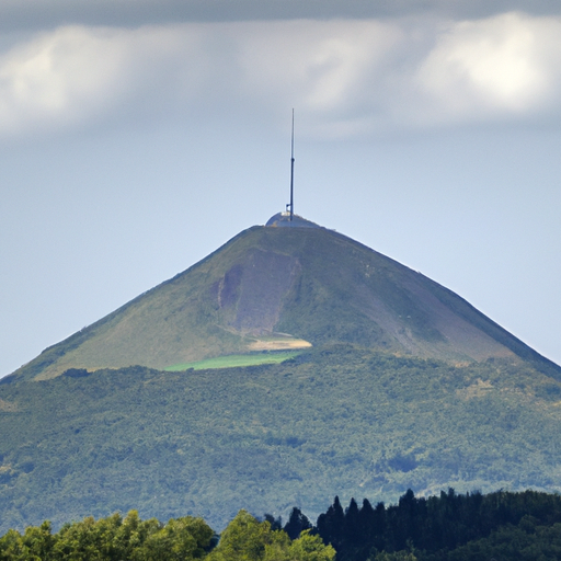 Le Puy de Dôme, géant volcanique, de nouveau étape du Tour de France.