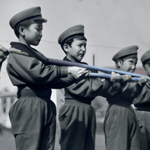 Jeunes nord-coréens offrent des lance-roquettes à l&rsquo;armée.
