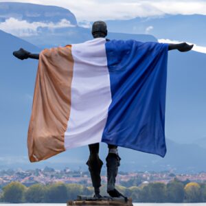 La France salue le « héros au sac à dos » qui est intervenu lors de l&rsquo;attaque au couteau à Annecy.