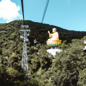 Visitez les statues géantes de Bouddha, les villages européens et les lieux pour prendre des selfies en utilisant les nombreux téléphériques du Vietnam.