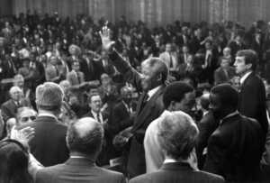 Dans un discours qui a fait couler beaucoup d’encre, John Mearsheimer, professeur de sciences politiques à l’Université de Chicago, a récemment affirmé que Israël était confronté à un choix décisif : soit il s’engage sur la voie de l'”apartheid”, soit il poursuit une politique de “purification ethnique”.Cette déclaration controversée a suscité de vives réactions et a alimenté les débats sur le conflit israélo-palestinien et la politique d’Israël envers les Palestiniens. Alors que certains soutiennent les affirmations de Mearsheimer, d’autres les rejettent catégoriquement.Selon Mearsheimer, le terme “apartheid” décrit une situation dans laquelle un groupe racial ou ethnique est systématiquement discriminé et privé de ses droits fondamentaux. Il affirme que la politique d’Israël envers les Palestiniens, en particulier la construction de colonies en Cisjordanie occupée, entraîne une ségrégation et une marginalisation des Palestiniens similaires à celles observées en Afrique du Sud pendant l’ère de l’apartheid.D’autre part, Mearsheimer soutient que si Israël n’adopte pas la voie de l’apartheid, il pourrait opter pour une politique de “purification ethnique”. Selon lui, cela signifierait expulser ou déplacer la majorité des Palestiniens de l’État israélien, ce qui serait une violation flagrante des droits des Palestiniens et une atteinte au principe de l’égalité des droits pour tous les citoyens.Les partisans de la position de Mearsheimer soulignent le fait que de nombreux observateurs internationaux, y compris les Nations Unies, ont critiqué la politique israélienne envers les Palestiniens et qualifié certaines de ses actions de violations du droit international. Ils soutiennent que l’utilisation de termes forts comme “apartheid” ou “purification ethnique” permet de sensibiliser davantage à la situation précaire des Palestiniens et de faire pression pour un changement positif.Cependant, les critiques de Mearsheimer soulignent que ses affirmations sont simplistes et manquent de nuances. Ils soulignent que la situation au Proche-Orient est complexe et qu’il est réducteur de la réduire à un choix binaire entre l’apartheid et la purification ethnique. Ils mettent également en avant les défis sécuritaires auxquels Israël est confronté et soulignent l’importance de la sécurité de l’État israélien.Quelle que soit l’opinion que l’on puisse avoir sur les affirmations de Mearsheimer, il ne fait aucun doute que ses propos ont ravivé le débat sur la politique d’Israël envers les Palestiniens et ont mis en lumière les questions de discrimination et de droits de l’homme dans la région. Alors que le conflit israélo-palestinien reste complexe et sans solution facile, il est crucial de poursuivre les discussions et les débats pour trouver une voie durable vers la paix et la justice