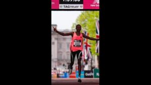 le-kenyan-sabastian-sawe-devient-le-premier-athlete-a-courir-un-marathon-en-moins-de-deux-heures