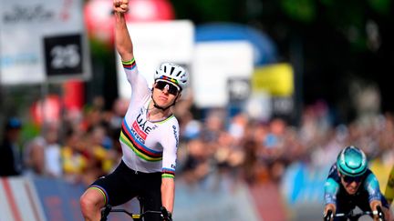 cyclisme-:-tadej-pogacar-remporte-la-1ere-etape-du-tour-de-romandie-et-s’empare-du-maillot-jaune
